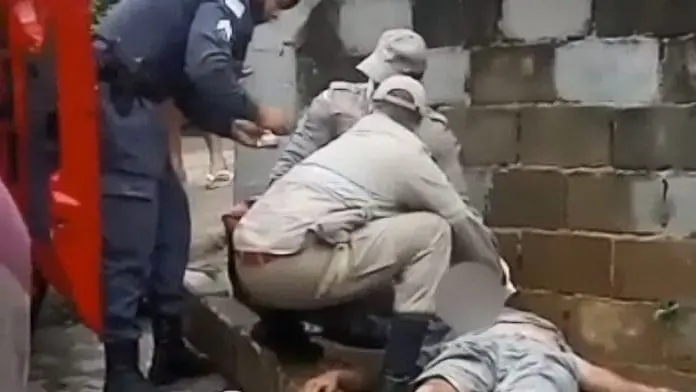 Serrano bêbado rouba carro, bate em poste e termina agredido pela população em Guarapari