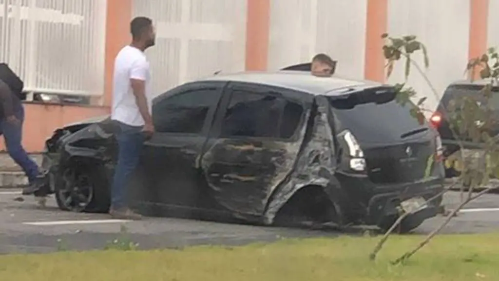 Vídeo: Motorista com sinais de embriaguez tentando dirigir carro destruído na Serra