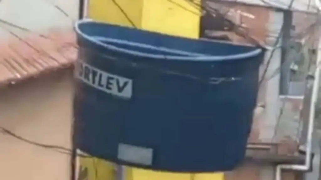 Flagrado caixa-d’água “voadora” em bairro da Serra