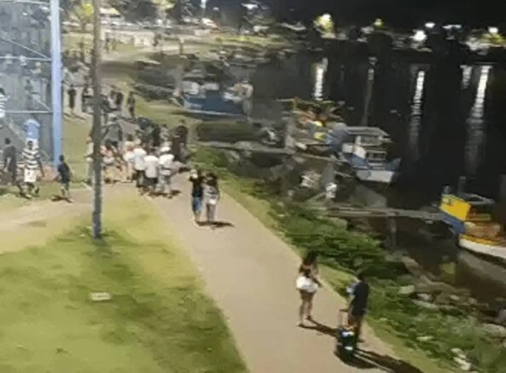 Barco de pesca explode em Nova Almeida