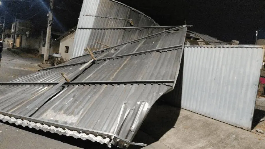 Ventania causa prejuízos e Defesa Civil da Serra trabalha para reduzir danos