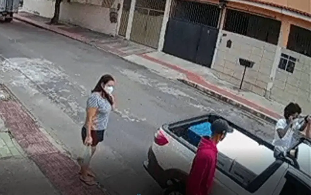 Assaltantes roubam carro de comerciante na Serra