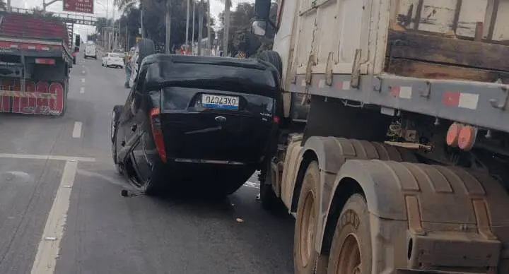 Acidente na BR-101 envolvendo duas carretas e um carro, na Serra