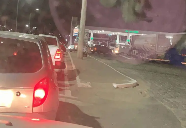 Atualizado: Motoristas fazem filas em postos de combustíveis na Serra Foto tirada nesta noite (08), no posto Ceolim, próximo a Serra-sede.