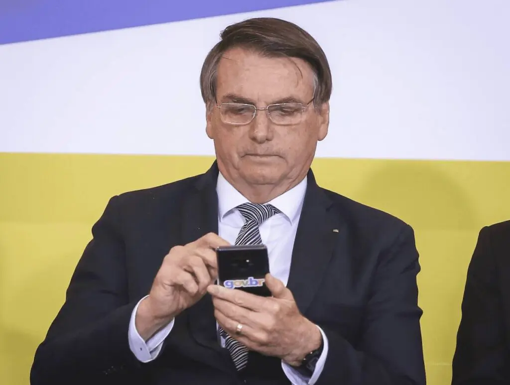Após pedido do Presidente Bolsonaro, caminhoneiros finalizam protesto