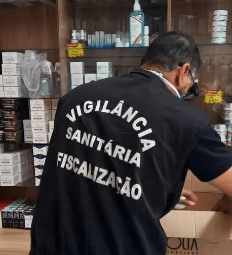 Vigilância Sanitária durante fiscalização apreende produtos cosméticos na Serra