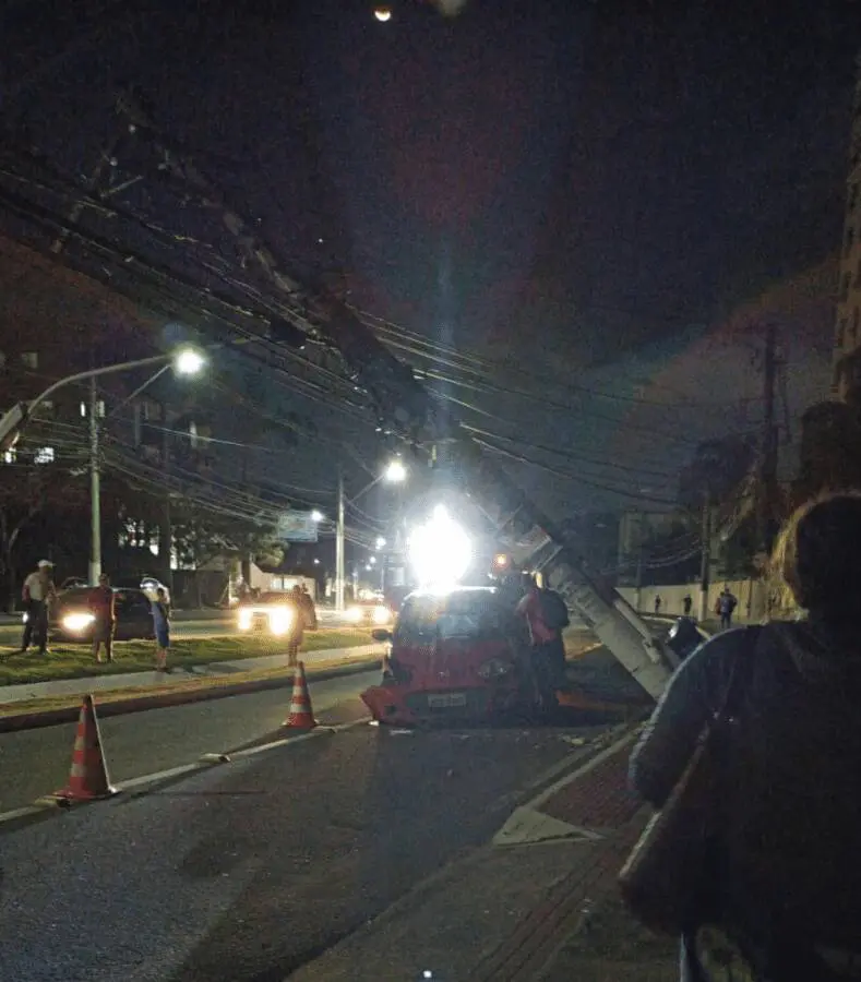 Carro derruba poste e deixa via sem energia na Serra