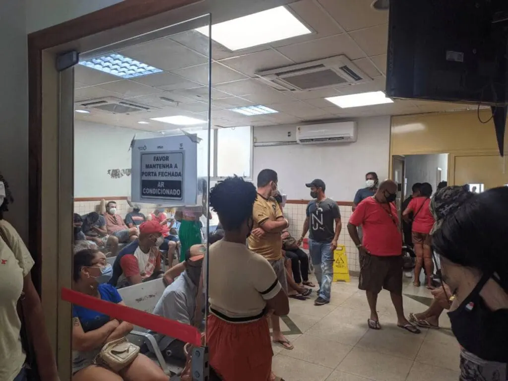 Pacientes reclamam do tempo de espera na UPA de Carapina