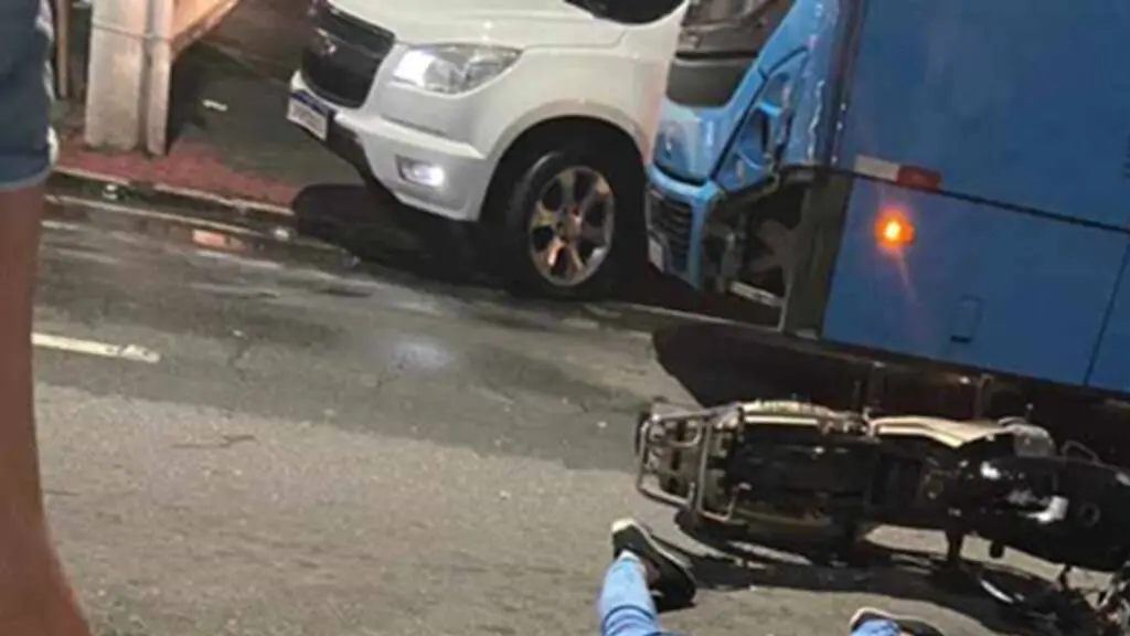 Motociclista bate de frente com ônibus e morre na hora