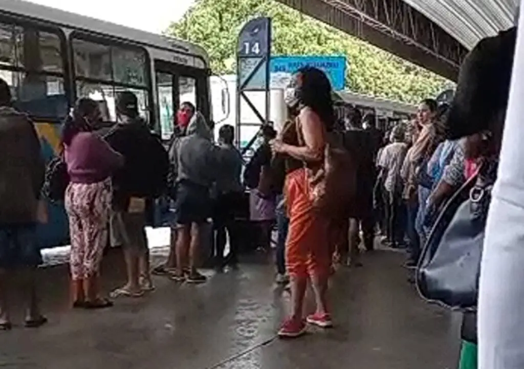 Passageiros enfrentam superlotação e brigas nas filas no Terminal de Laranjeiras