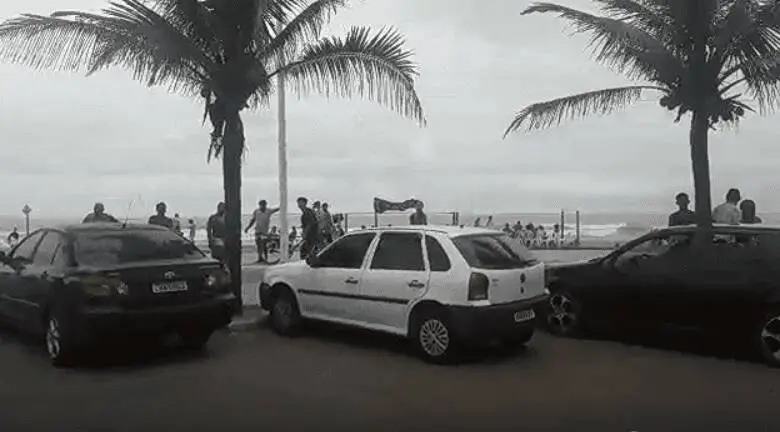 Suspeito tenta arrastão na praia e acaba apanhando bastante por populares na Serra