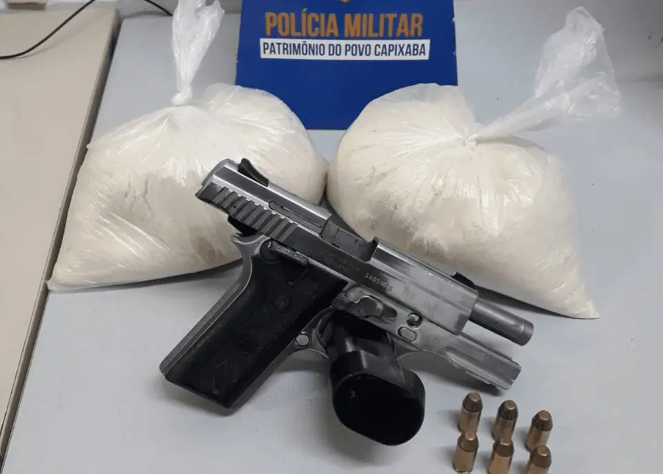 PM apreende duas armas e muita droga em bairros da Serra