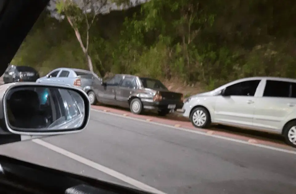 Após flagrante de carros estacionados em ciclovia, Departamento de Trânsito da Serra promete fiscalizar