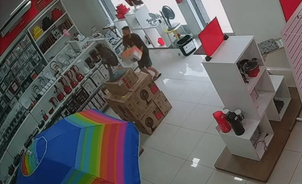 Rapaz flagrado roubando liquidificador em loja na Serra