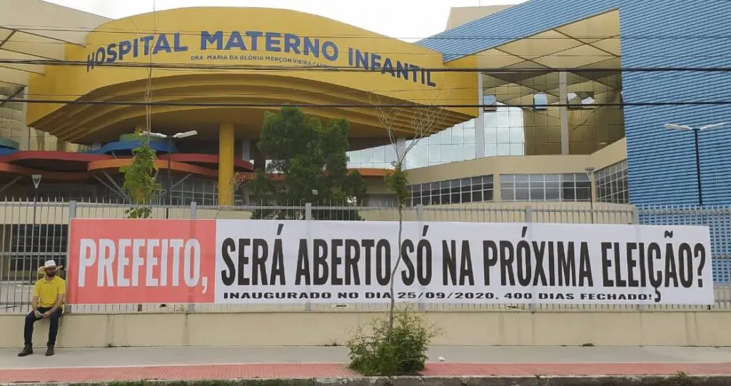 Vídeo: Mulher arranca faixa de ‘protesto’ de Hospital Materno Infantil com 400 dias fechado
