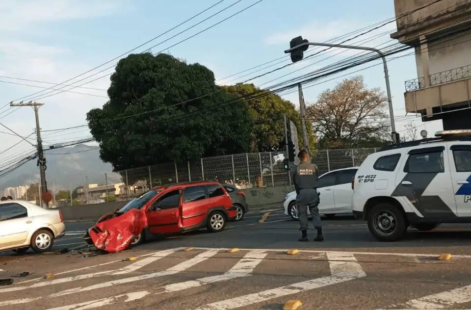 Acidente entre carro e caminhão em Serra deixa trânsito lento na Norte Sul
