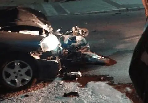 Imprudência: Motorista segue pela contramão e deixa motociclista gravemente ferido