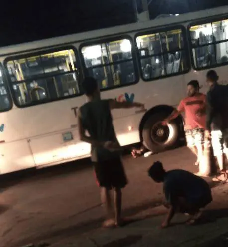 Motoboy tenta ultrapassagem e termina no eixo de ônibus na Serra