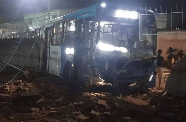 Motorista passa mal e ônibus bate em escola na Serra