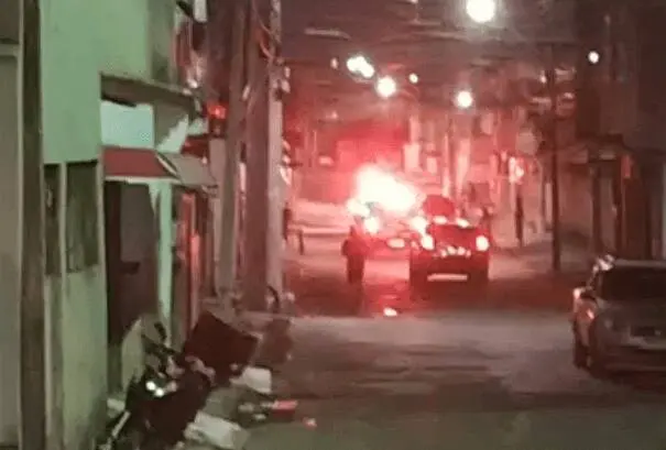 Helicóptero da Polícia Militar em bairro da Serra