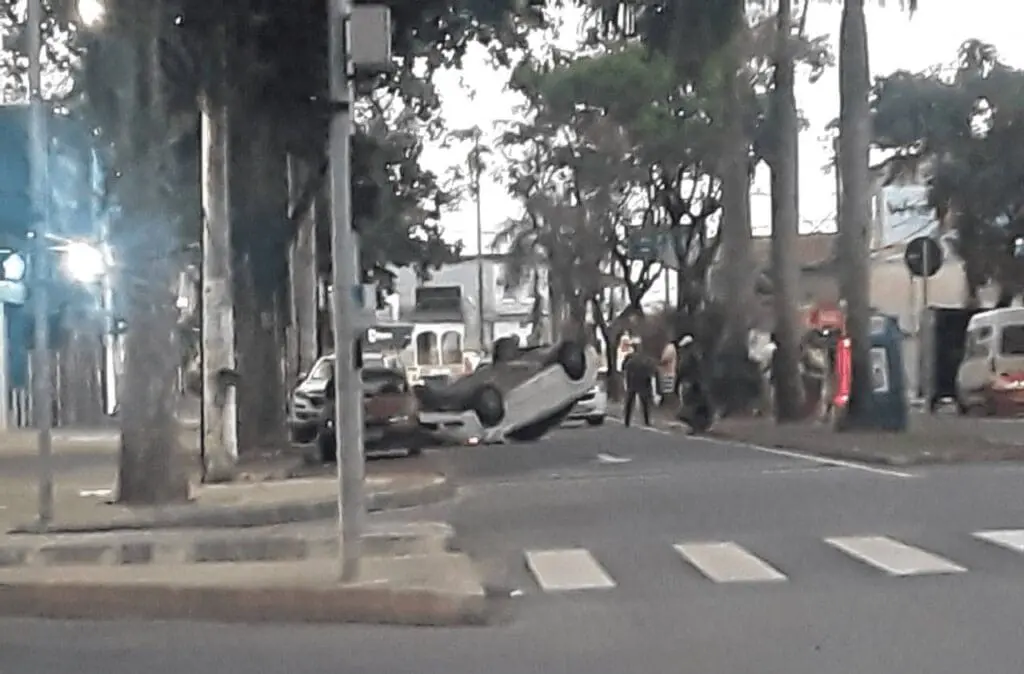 Acidente envolvendo capotamento em Serra-sede