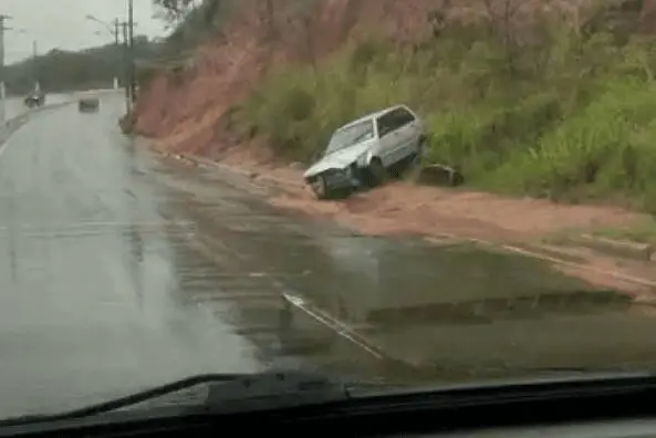 Mais um carro perdeu o controle na Norte Sul nesta segunda (11)