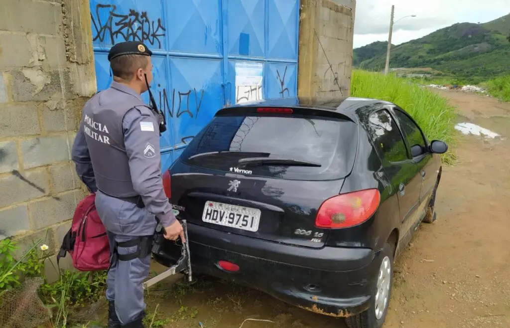 Policiais militares prendem homem armado com submetralhadora e recuperam carro roubado