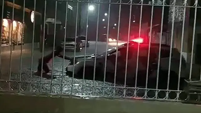 Viatura da Polícia Militar à deriva em alagamento em bairro da Serra