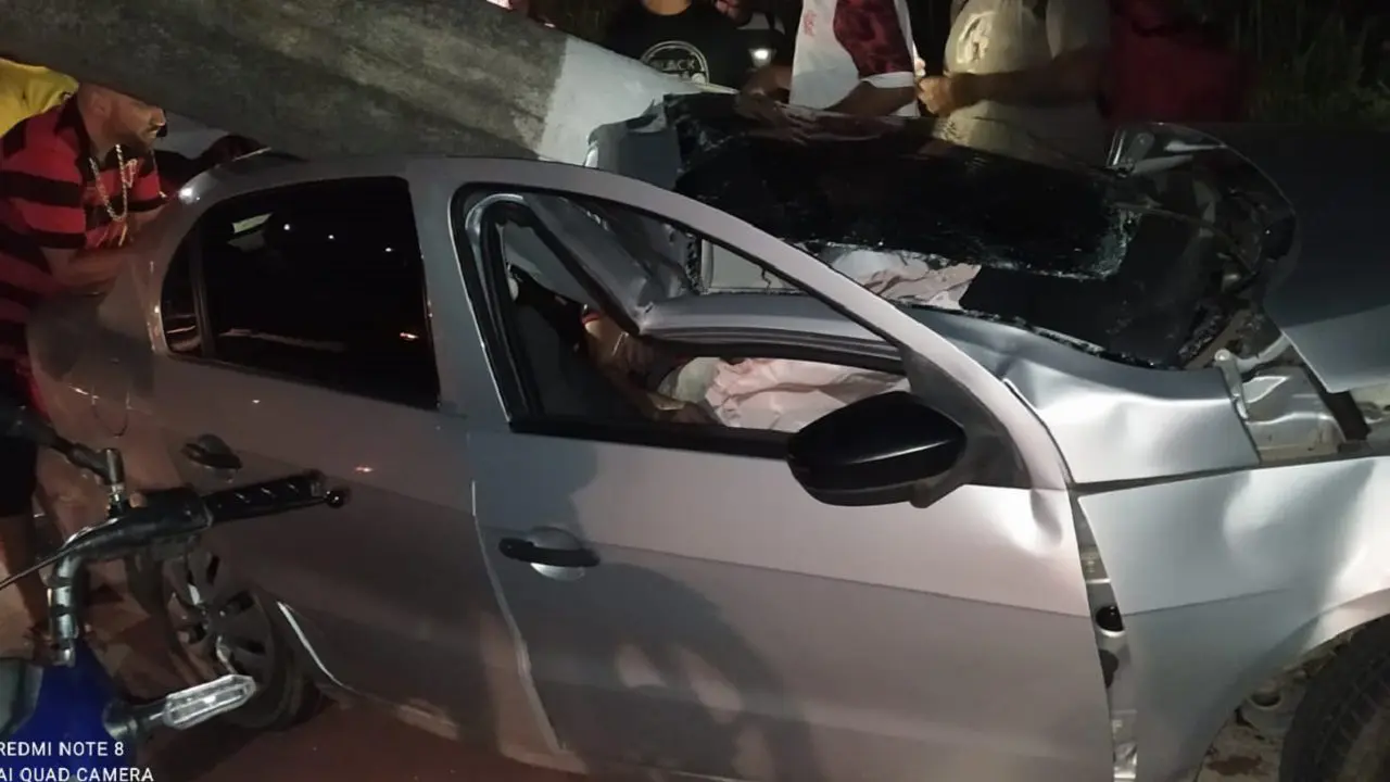 Grave acidente: torcedor do Flamengo perde o controle e derruba poste na Serra