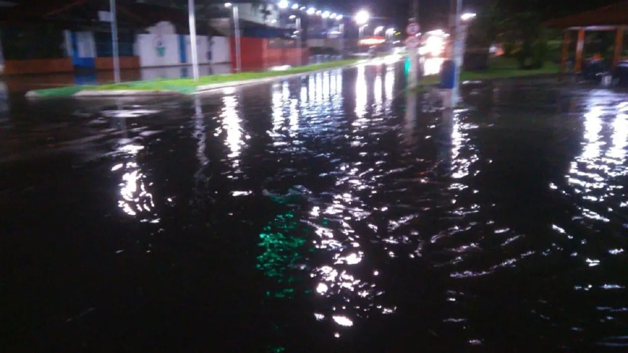 Chuva deixa vias e casas alagadas noite de domingo (28)