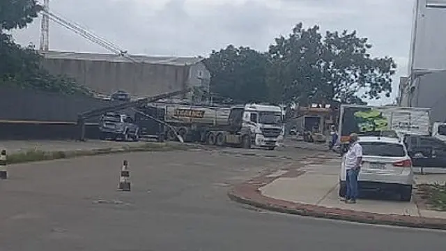 Carreta derruba 3 postes de eletricidade e deixa parte do bairro São Diogo sem energia