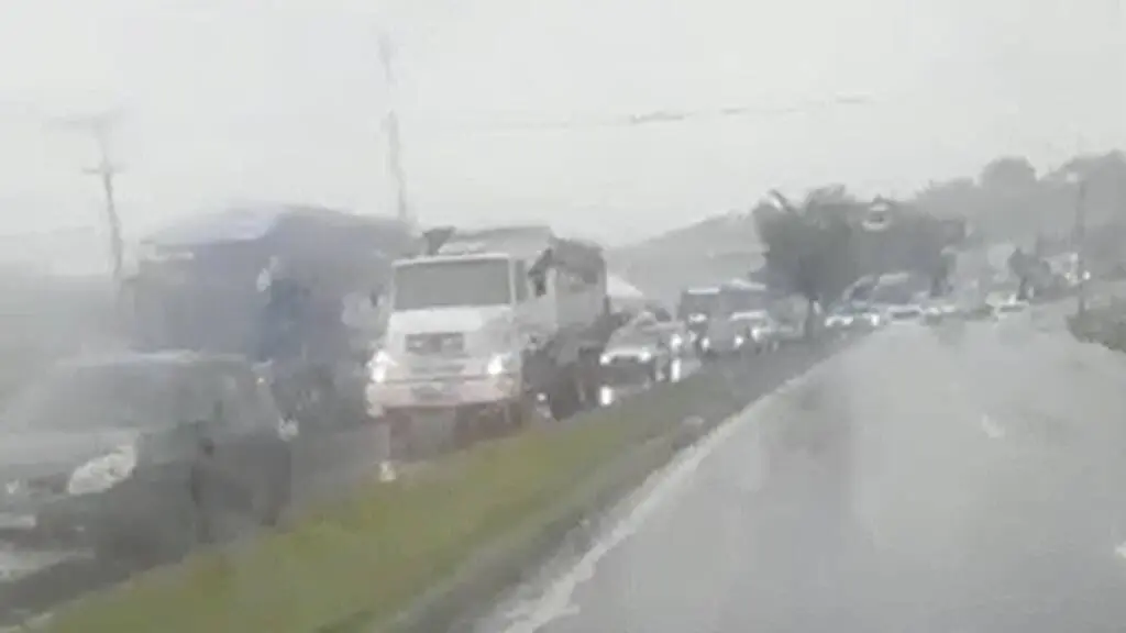 Trânsito lento na BR-101 e PRF-ES recomenda cautela na direção durante chuva