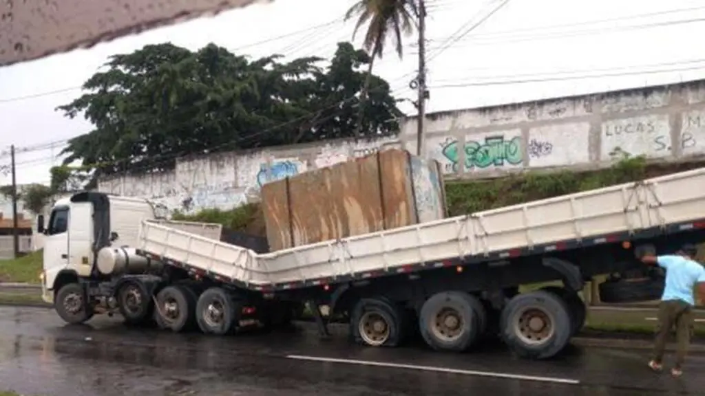 Pista molhada e imprudência causa acidentes nesta sexta-feira (12), na Serra