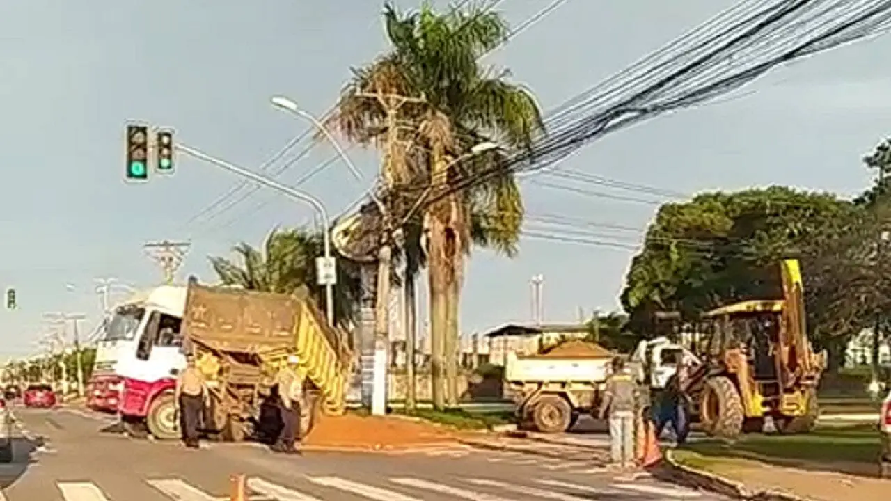 Caminhão caçamba carregado de argila quebrou ao meio na Serra