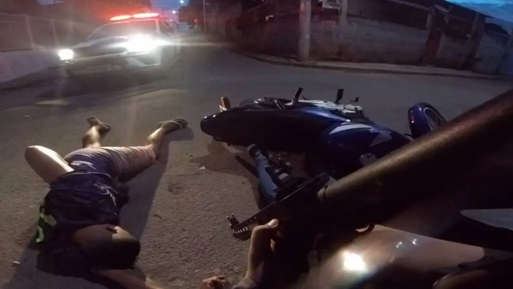 Vídeo: Força Tática prende mais 4 traficantes com arma e drogas na Serra