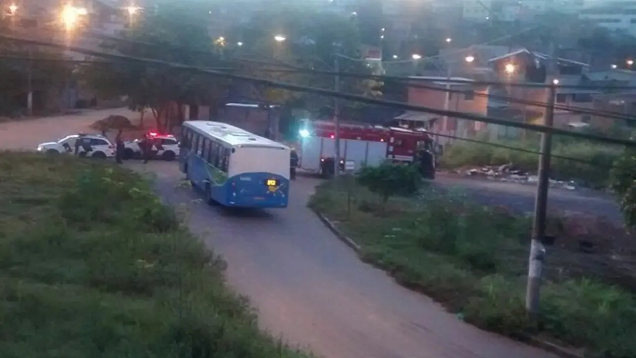Mulher em ataque de fúria ateia fogo em motocicleta na Serra