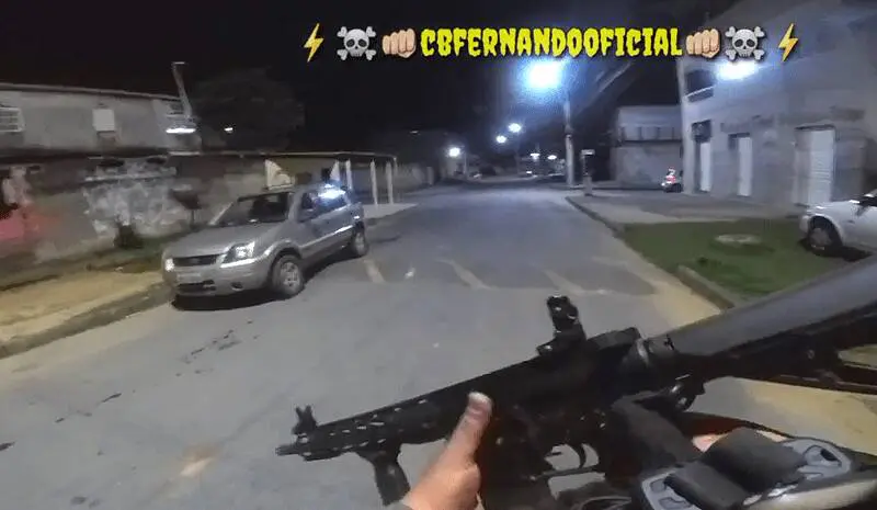 Vídeo da ação que resultou na prisão de dois traficantes do bloco B na quinta-feira (04)