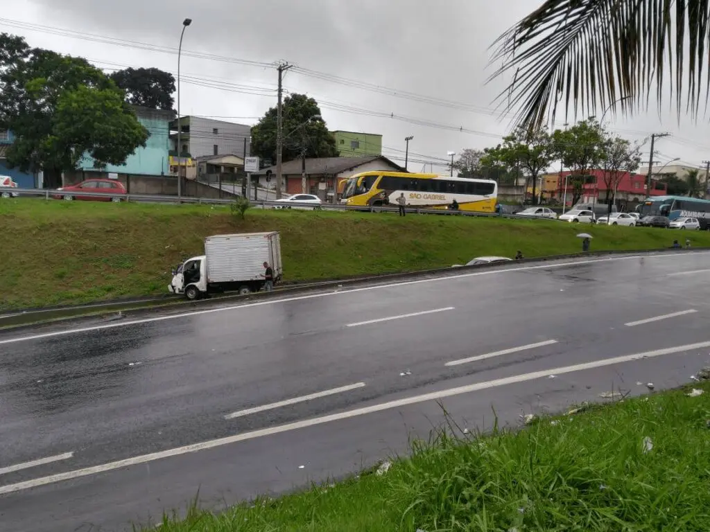 Acidente próximo viaduto de Serra-sede deixa trânsito lento