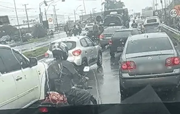 Caminhão invade contramão e acerta veículos parados no sinal na Serra
