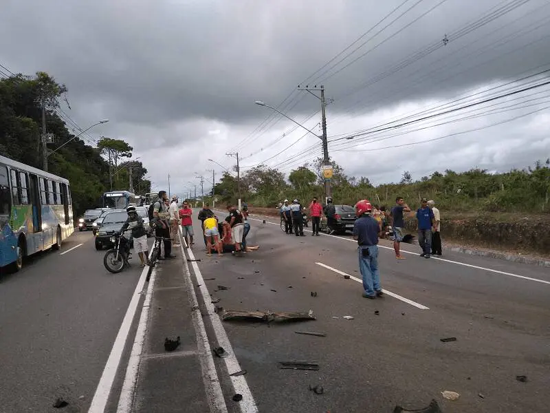 Motorista arremessada de carro após bater em poste, socorrida em estado grave
