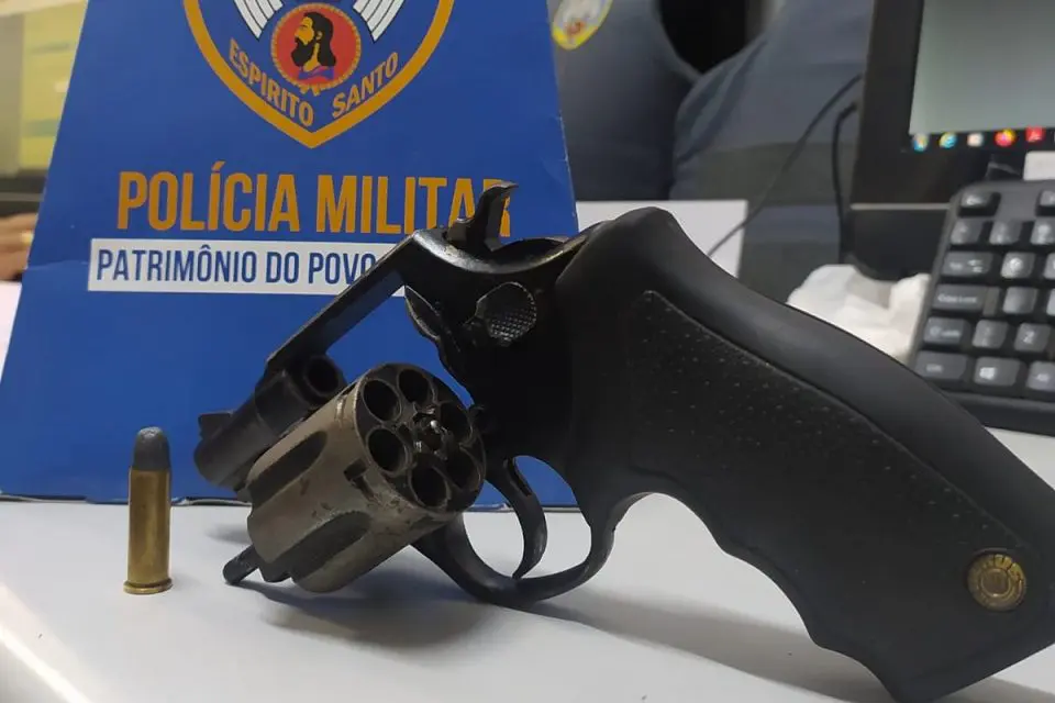 Traficantes fogem e abandonam arma ao avistarem policiais militares na Serra