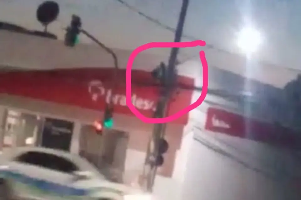 “Caramba, bateu uma onda forte, tô vendo um noia em cima do poste”