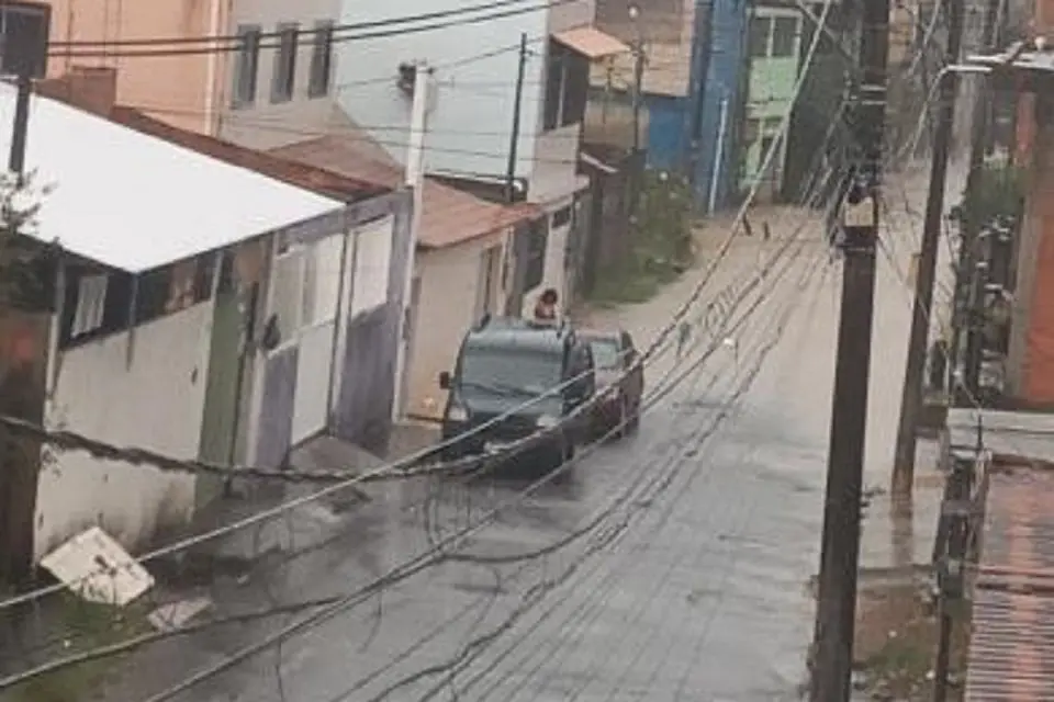 Vídeos: Chove muito na Serra e moradores temem “chuva de vento” e chuva de “granito”