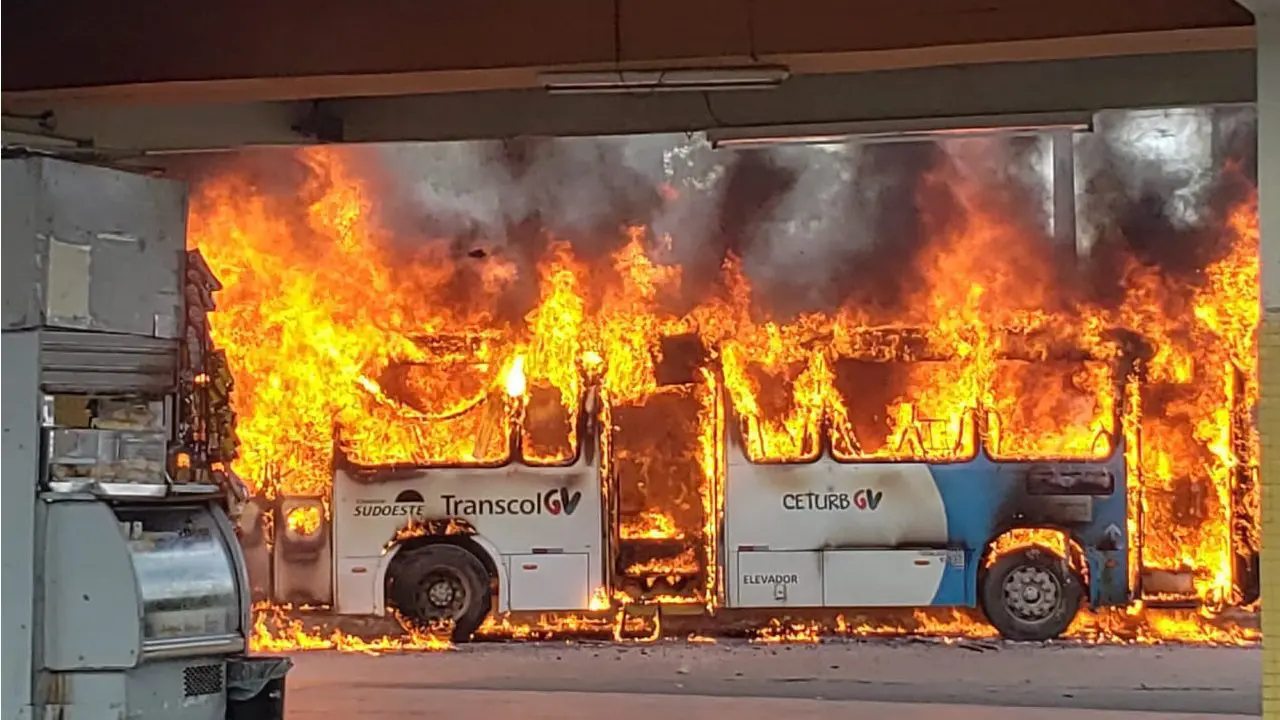 Saiba mais: Ônibus pega fogo estacionado no terminal de Carapina