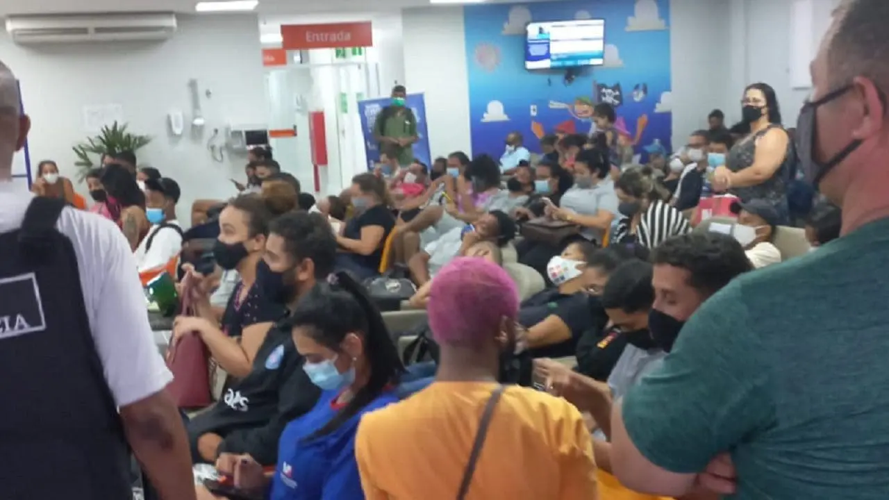 Pacientes com plano de saúde registram superlotação em PA de hospital particular na Serra