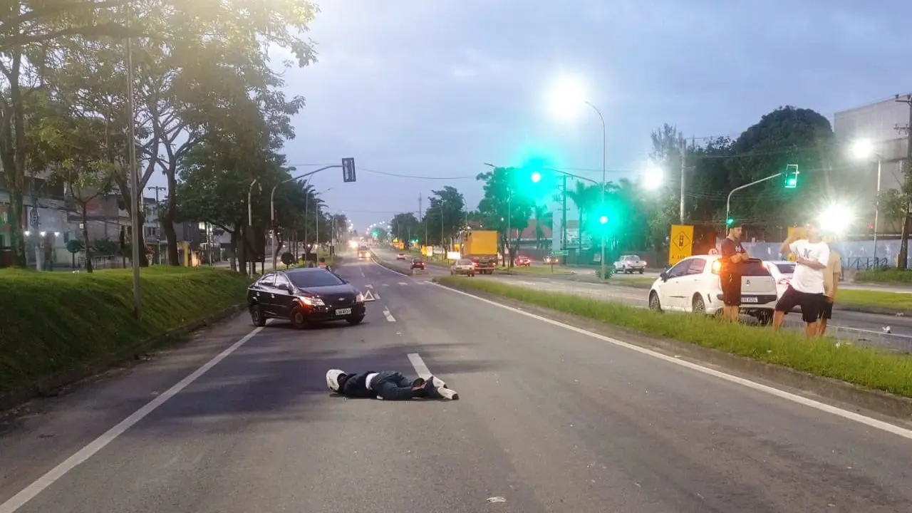 Motociclista arremessado após colisão com van escolar na Serra