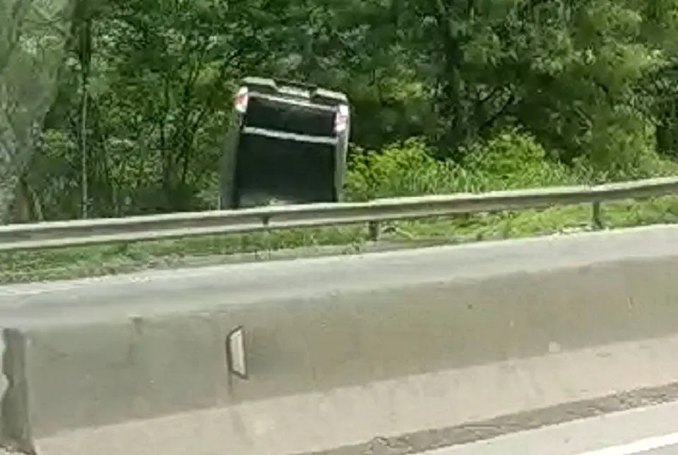 Camionete capota e motorista fica ferido na BR-101