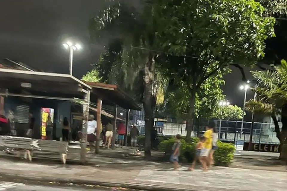 Homem baleado em praça sem chance de defesa no bairro Novo Horizonte