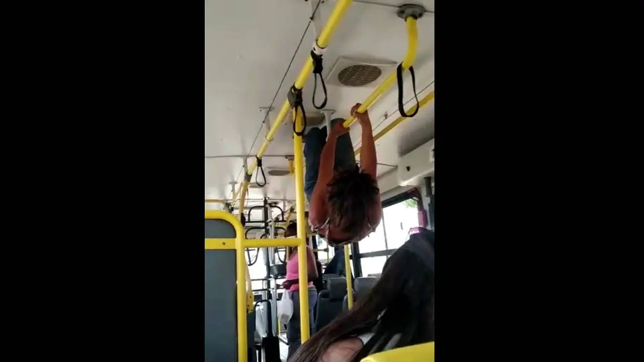 Viraliza no WhatsApp vídeo de mulher morcego flagrada dentro de ônibus na Serra