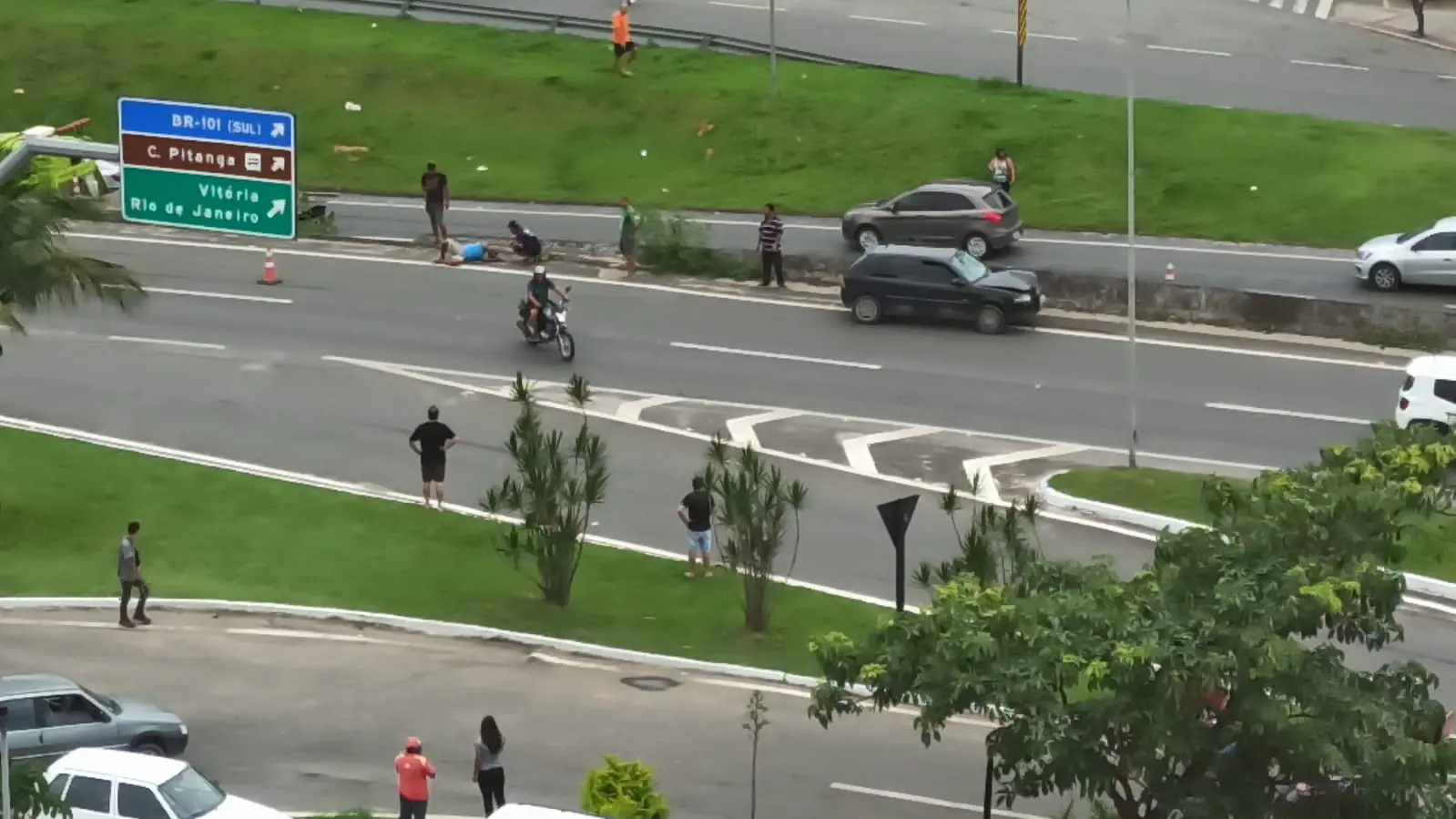 Vítima de atropelamento na BR-101, próximo ao viaduto de Serra-sede